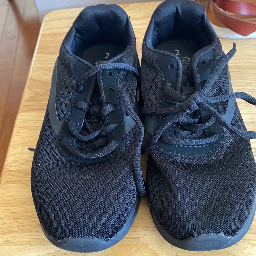 Black tennis shoes